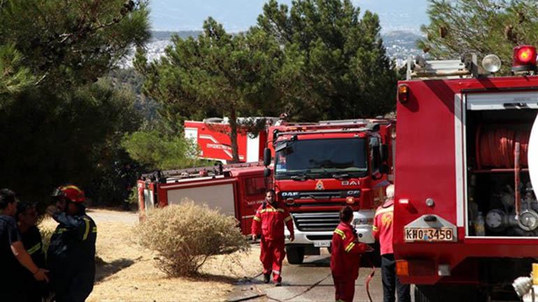 Υπό έλεγχο η φωτιά που εκδηλώθηκε στον λόφο Αράπη στον Βύρωνα